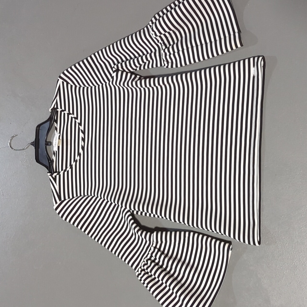 Like new Calvin Klein 3/4 length sleeves